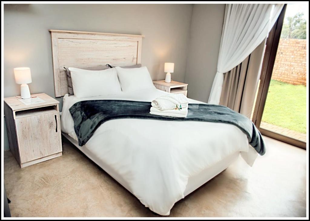 Postel nebo postele na pokoji v ubytování Madukwe Guesthouse