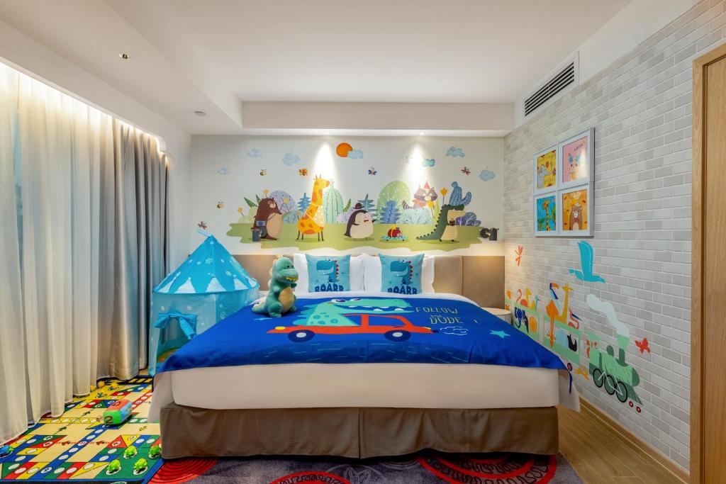 Postel nebo postele na pokoji v ubytování voco Guangzhou Shifu by IHG