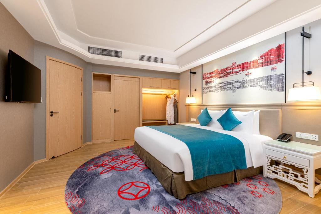 Postel nebo postele na pokoji v ubytování voco Guangzhou Shifu by IHG
