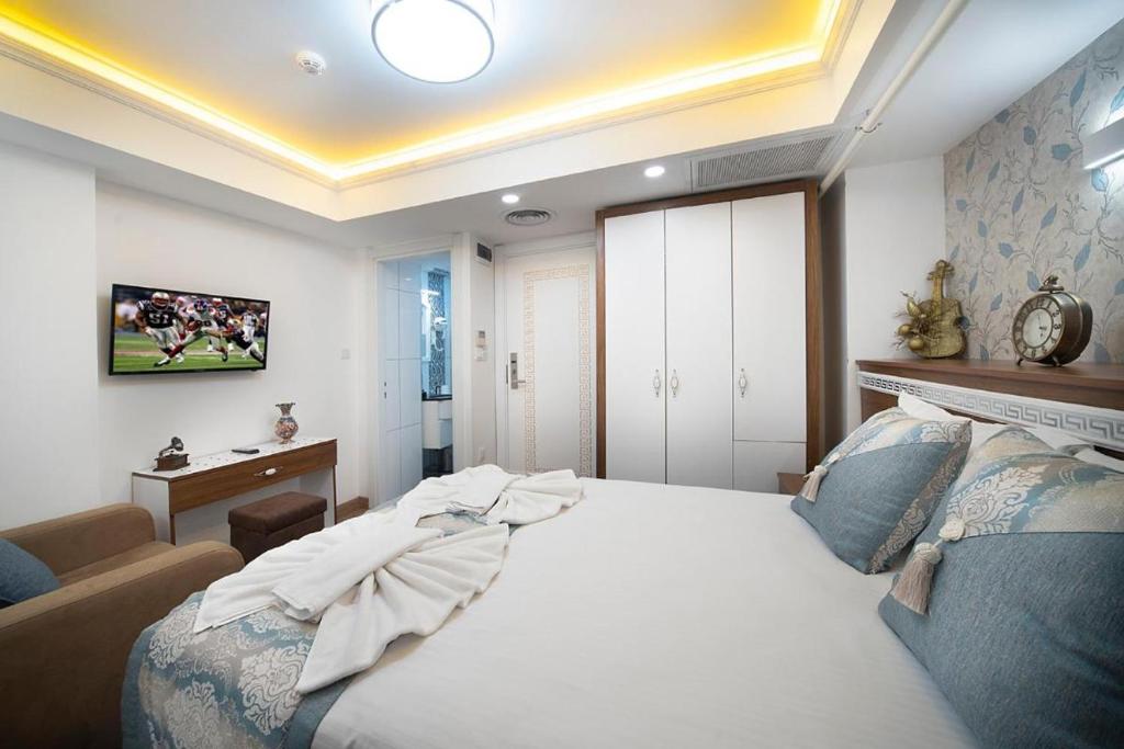 una camera da letto con un grande letto bianco e un divano di Lika Hotel - Eco Double Room a Istanbul