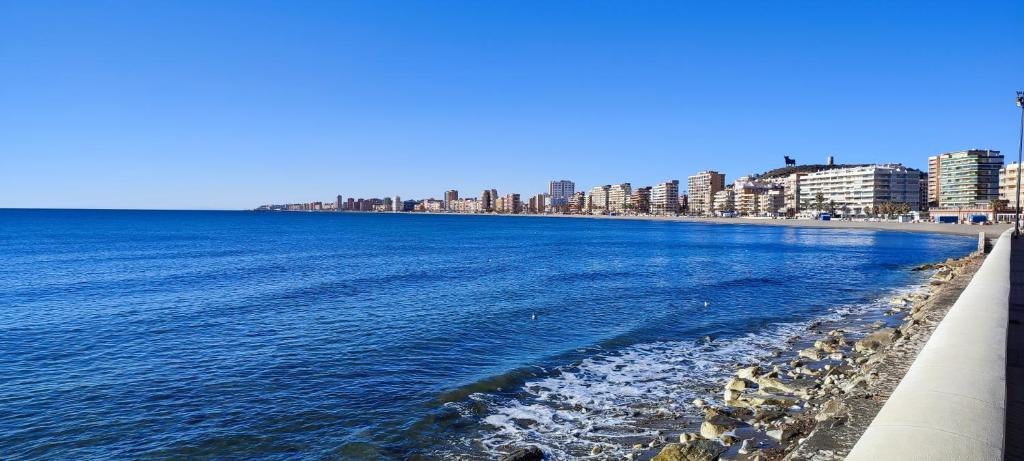 vistas a una playa con una ciudad en el fondo en Apartamento Cervantes, en Fuengirola