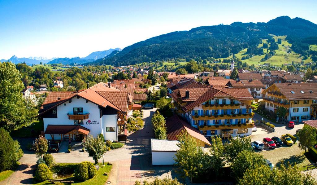 una vista aérea de una pequeña ciudad en las montañas en Akzent Hotel Alpenrose, en Nesselwang