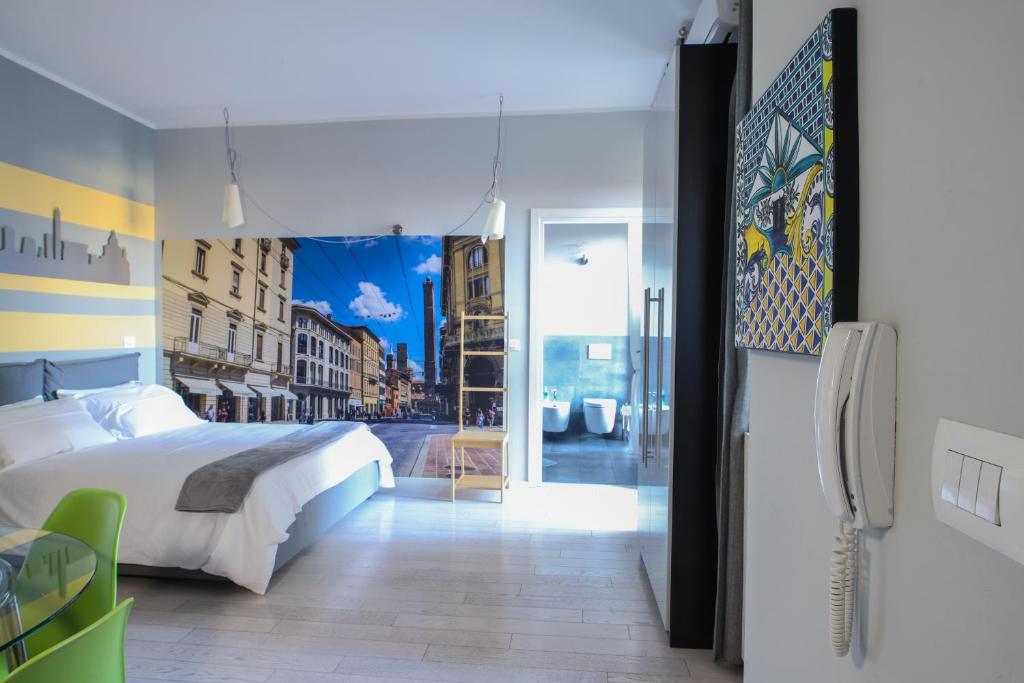 Schlafzimmer mit einem Bett und Stadtblick in der Unterkunft Central apartment close to food and shopping in Bologna