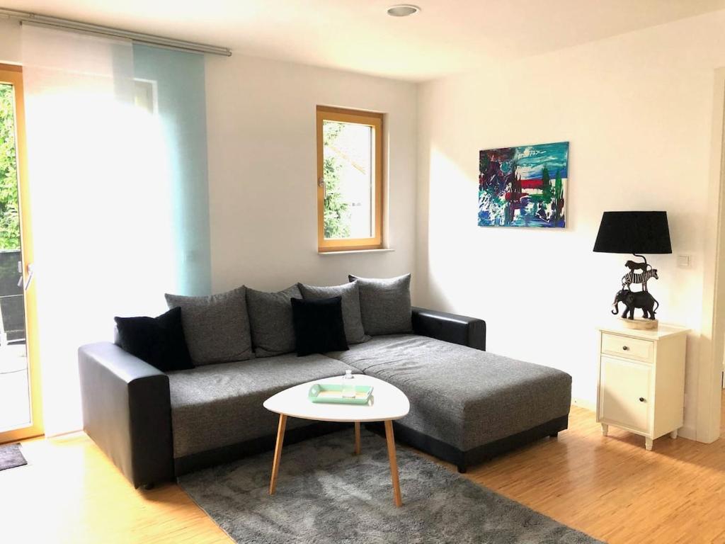 a living room with a couch and a table at Exklusive Ferienwohnung m. Terrasse, ruhig gelegen in Pfullingen
