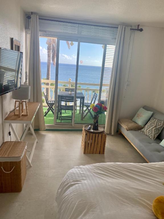Postel nebo postele na pokoji v ubytování Black diamond condominium
