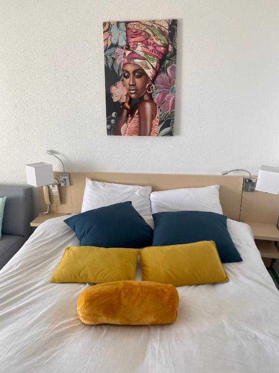 Postel nebo postele na pokoji v ubytování Black diamond condominium