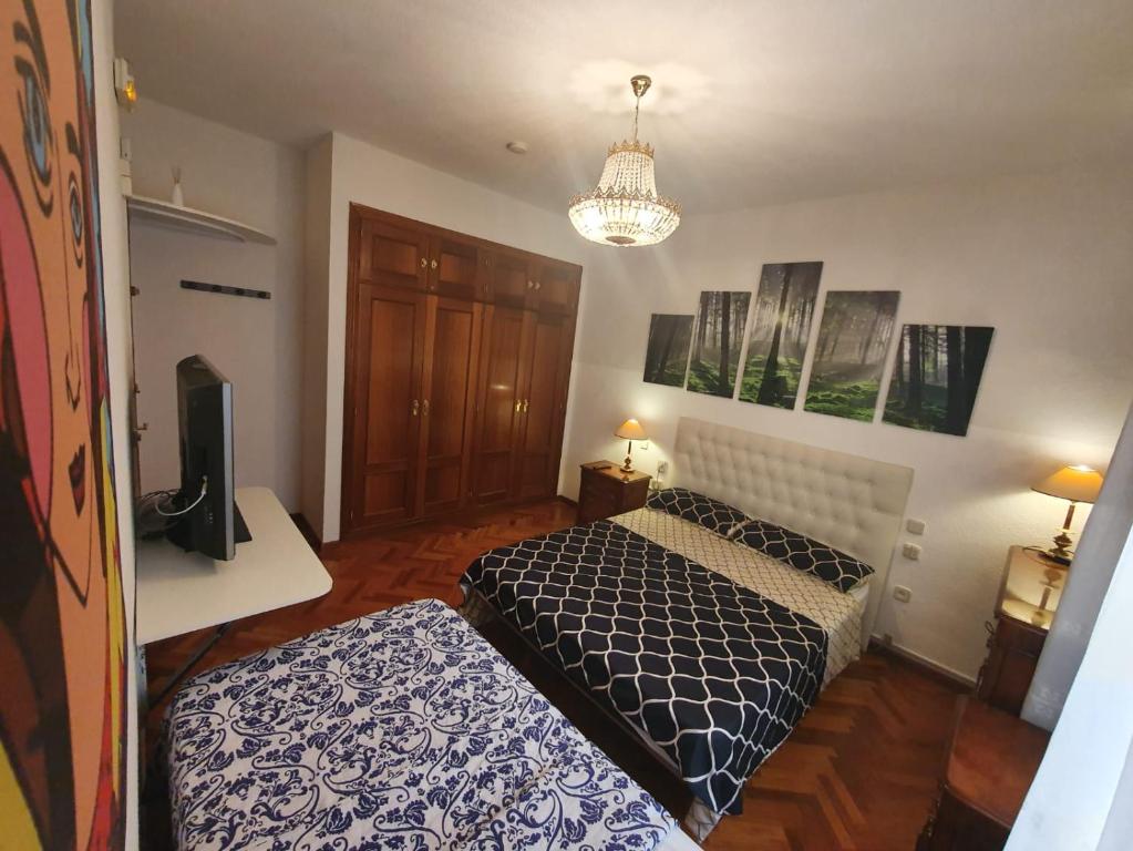 A bed or beds in a room at GRAN VIA -Chueca ROOMS PARKING TPH