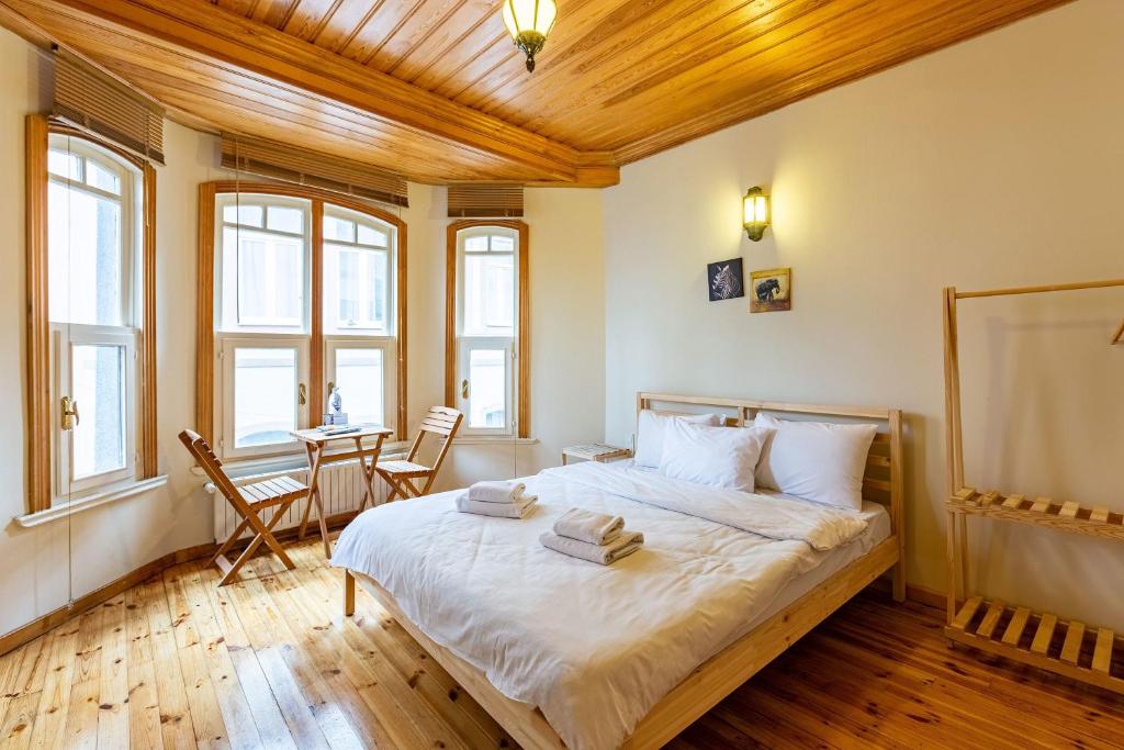 een slaapkamer met een bed en een houten plafond bij Cozy Flat in Balat, Fatih in Istanbul