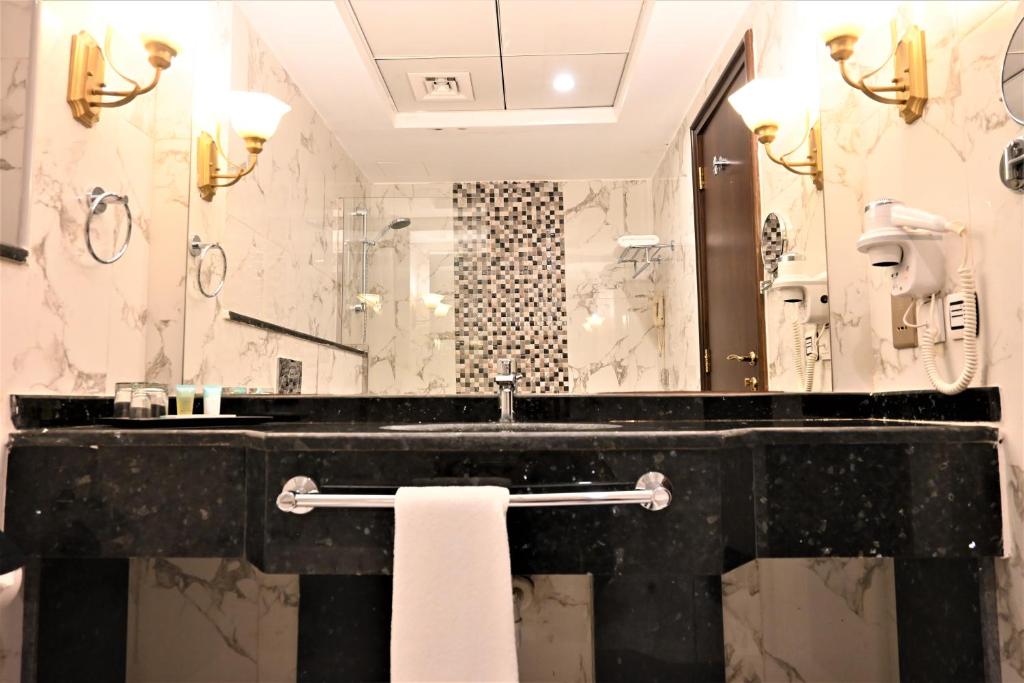 Koupelna v ubytování Crystal Plaza Al Majaz Hotel