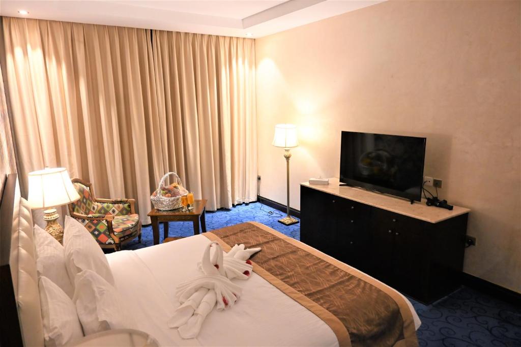 TV a/nebo společenská místnost v ubytování Crystal Plaza Al Majaz Hotel