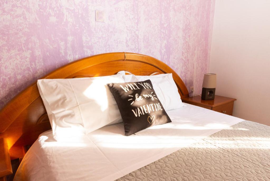Postel nebo postele na pokoji v ubytování Serenity House