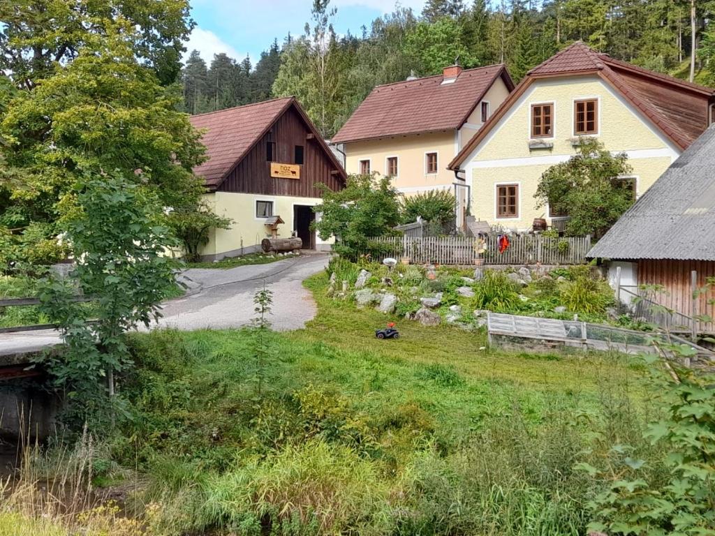 uma vista para uma casa e um quintal em Apartment Nazbauerhof em Rohr im Gebirge
