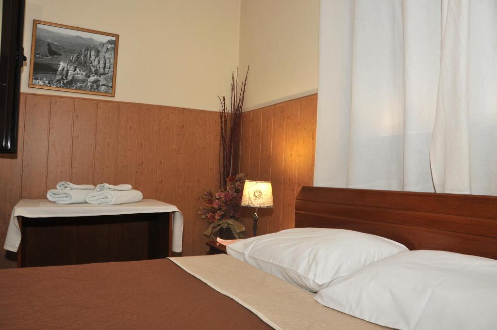 Postel nebo postele na pokoji v ubytování GUESTHOUSE BLOUTSOS ROOMS