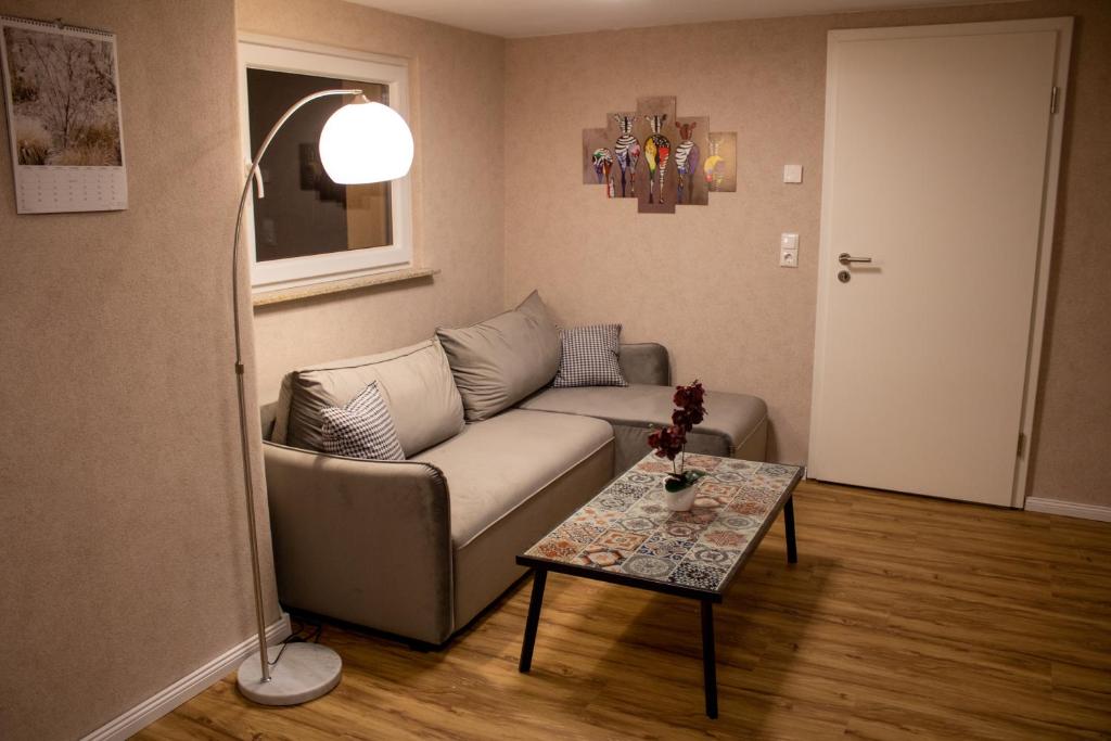 sala de estar con sofá y mesa en Altstadtidyll 50qm - Terrace - Central - Washer, en Haldensleben