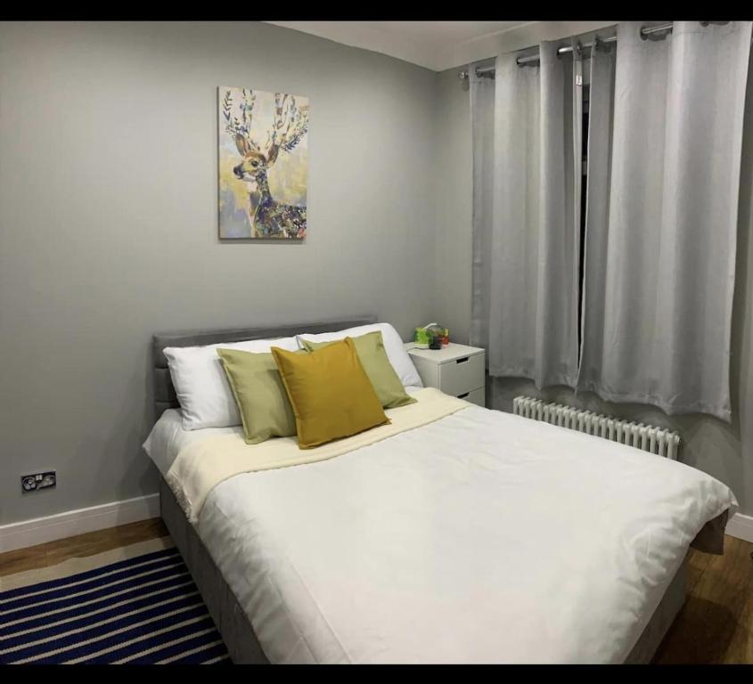 A bed or beds in a room at Charming 2-Bed Apartment
