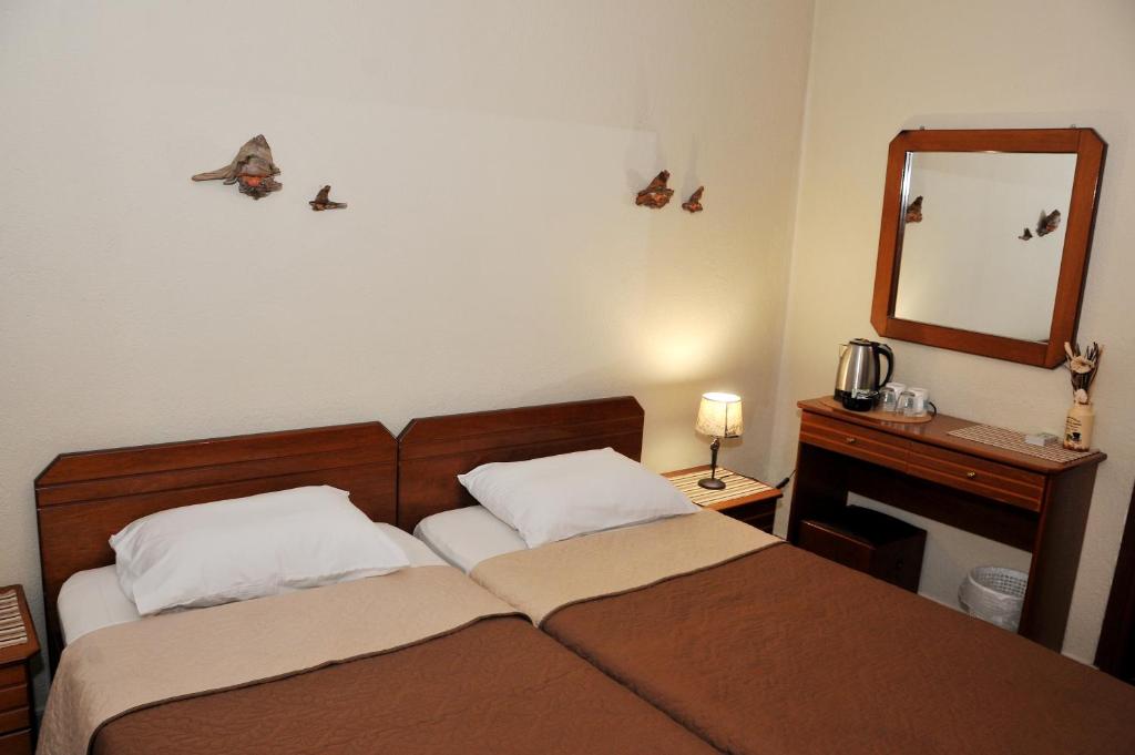 Postel nebo postele na pokoji v ubytování GUESTHOUSE BLOUTSOS ROOMS