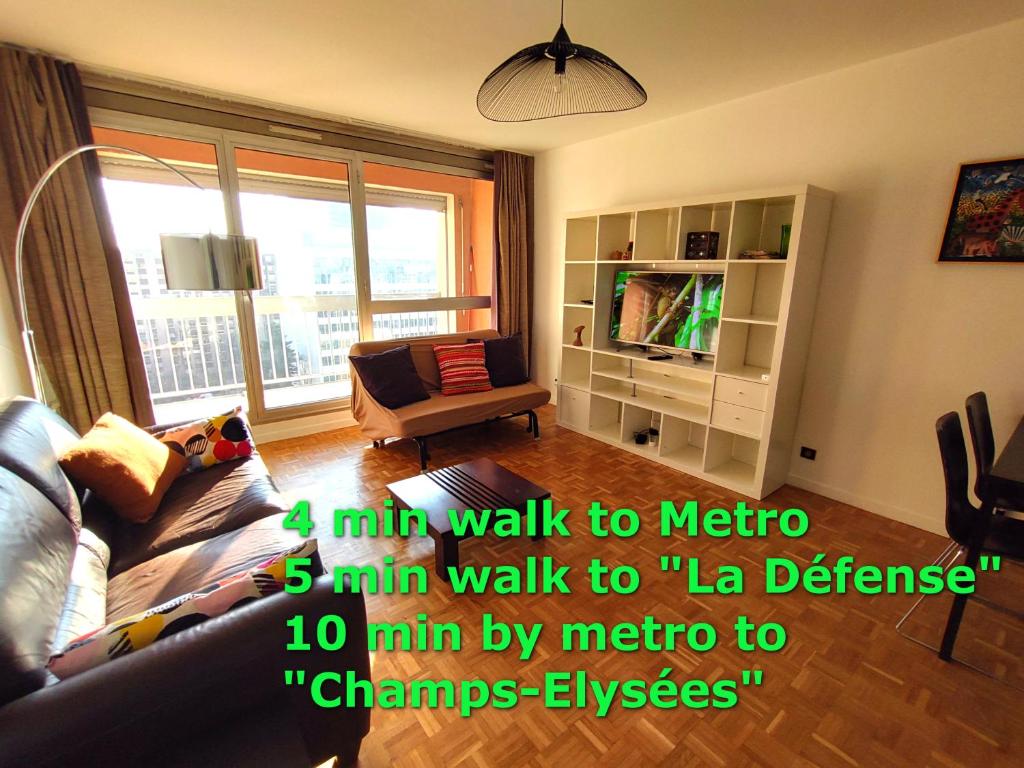 - un salon avec un canapé et une fenêtre dans l'établissement 4 min walk to Metro, 60m², renovated, La Défense, à Puteaux