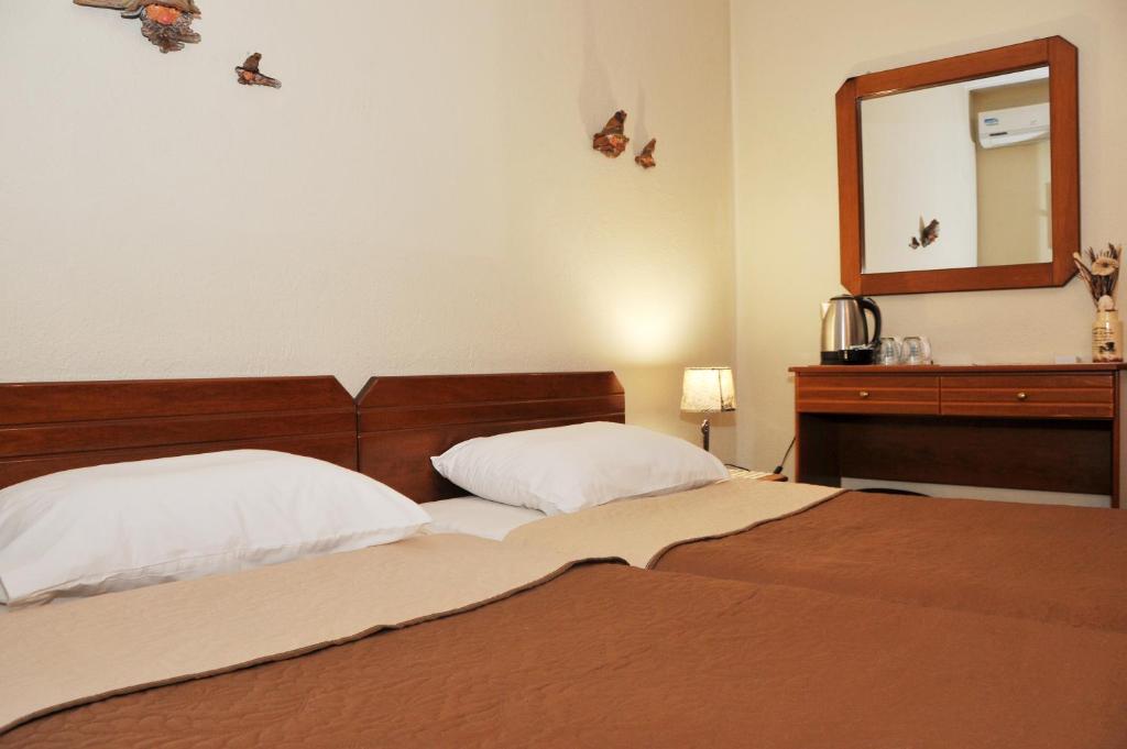 Postel nebo postele na pokoji v ubytování GUESTHOUSE BLOUTSOS ROOMS