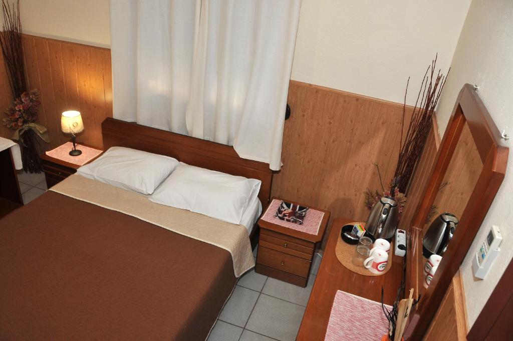 Postel nebo postele na pokoji v ubytování GUESTHOUSE BLOUTSOS ROOMS