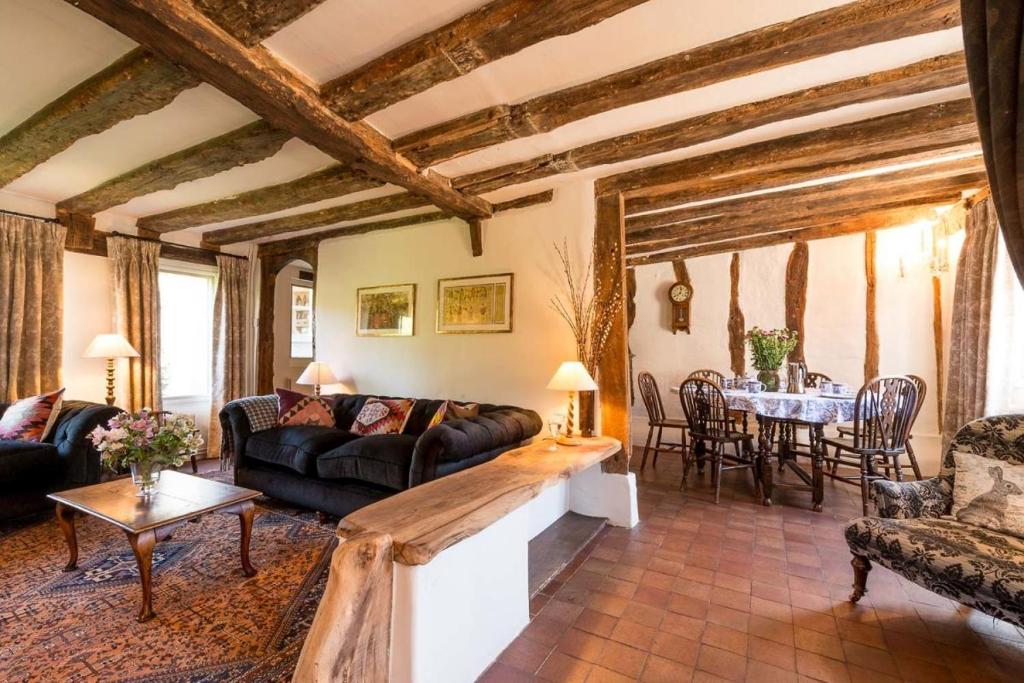Water Cottage, a perfect ancient House in Suffolks prettiest tiny village - Housity