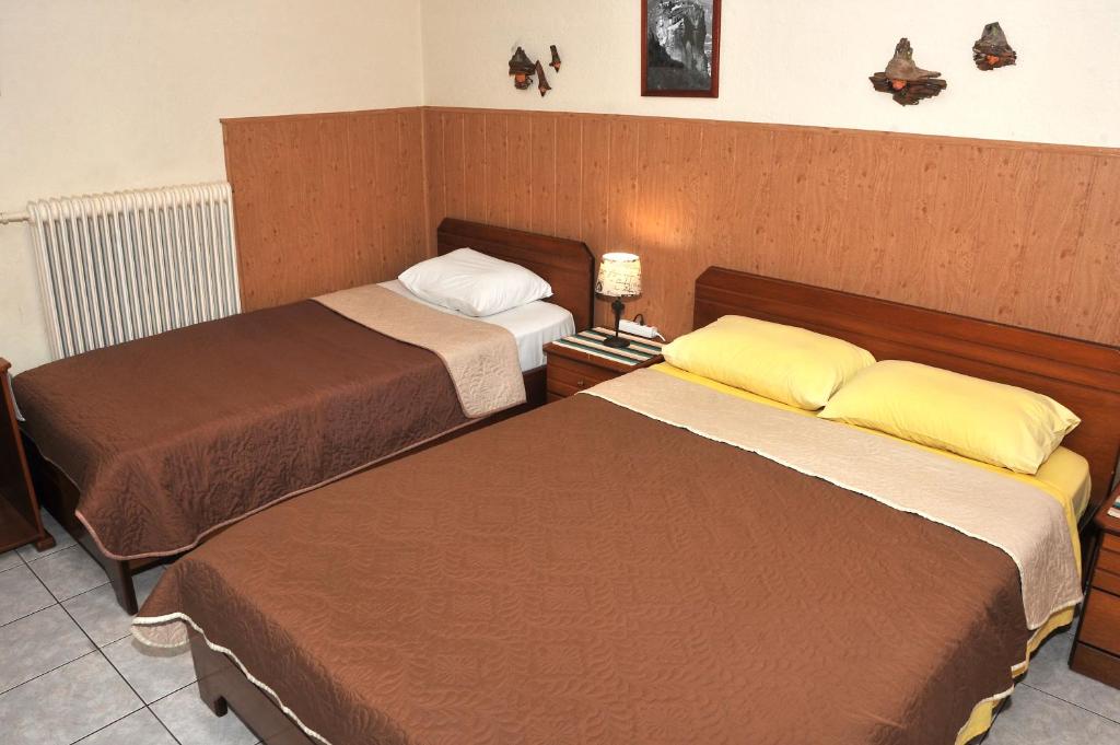 Postel nebo postele na pokoji v ubytování GUESTHOUSE BLOUTSOS ROOMS