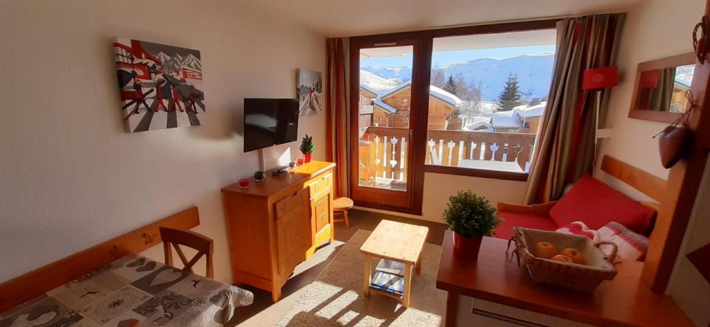 un petit salon avec vue sur une montagne dans l'établissement Appartement Alpe d'huez, à Huez