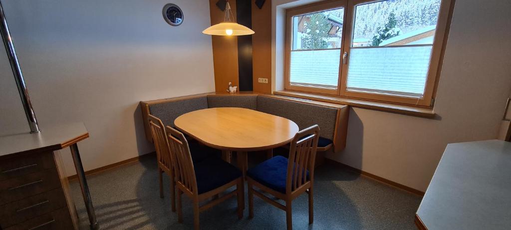 A seating area at Apart Elke