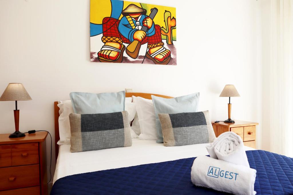 - une chambre avec un lit king-size et une peinture murale dans l'établissement Rocha Beach Flat by ALgest, à Portimão