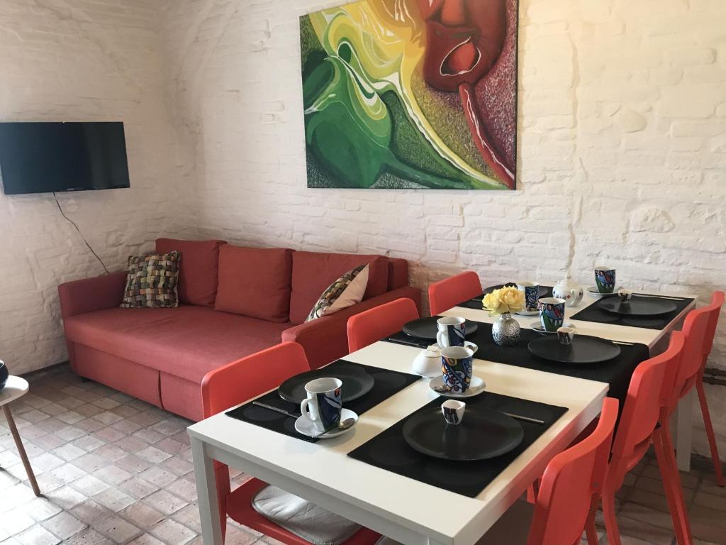 a living room with a table and a couch at Karaktervolle modern uitgeruste woning - Casa Di Martile in Loreto Aprutino