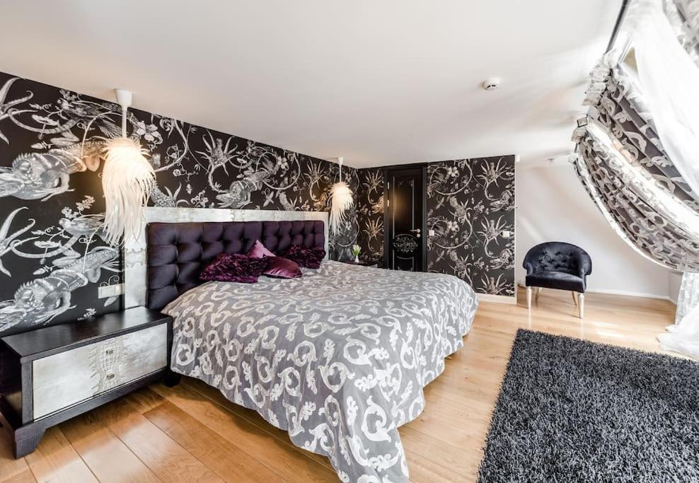 - une chambre avec un lit doté d'un couvre-lit noir et blanc dans l'établissement St.Roland Konventhof, à Riga