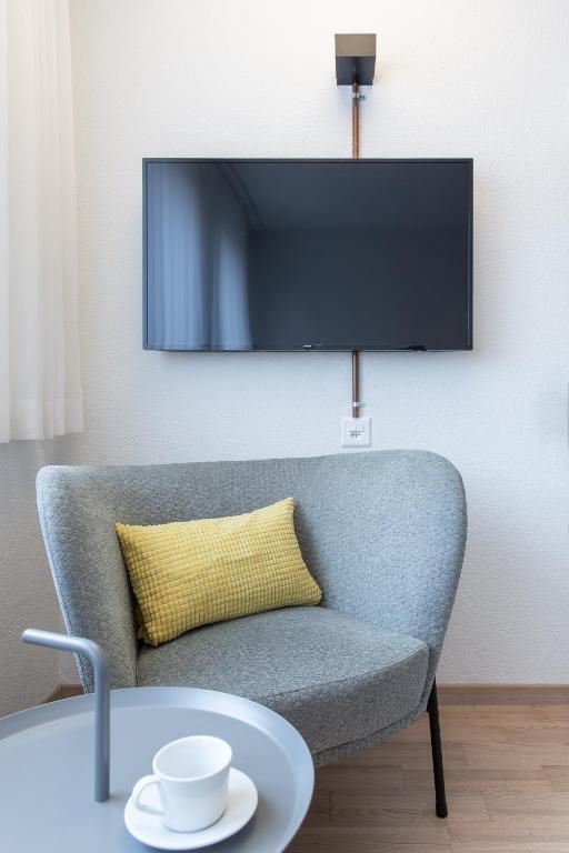 TV a/nebo společenská místnost v ubytování Alpenblick Bern - kind of a hotel