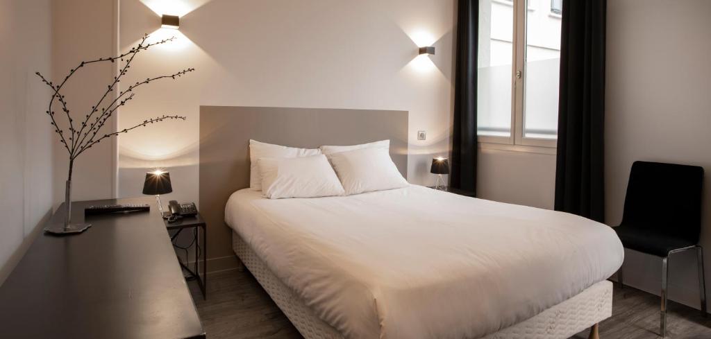 Postel nebo postele na pokoji v ubytování Hôtel De Paris