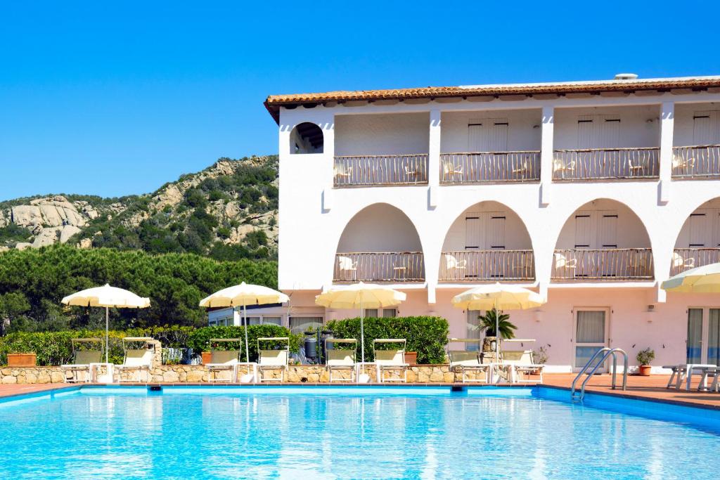 Bazén v ubytovaní Club Hotel Cormorano alebo v jeho blízkosti
