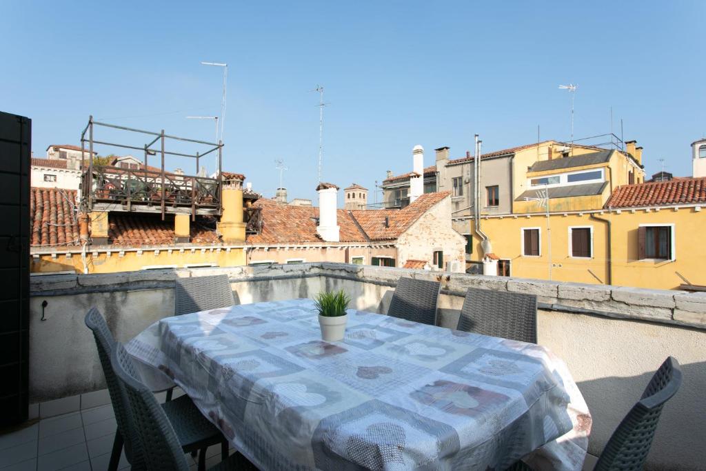 einen Tisch und Stühle auf dem Balkon in der Unterkunft Corte del Tintor Apartments in Venedig
