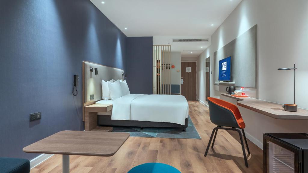 Holiday Inn Express Yangjiang City Center, an IHG Hotel - Bed De Rey Estándar Extra FL Space Minifridge