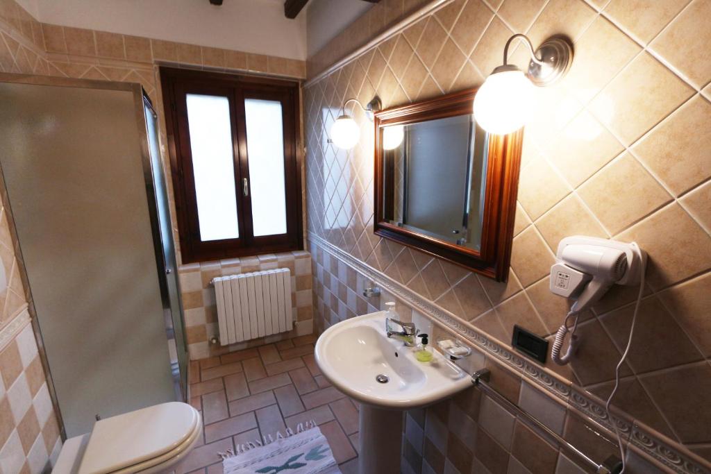 Koupelna v ubytování B&B Le Noci di Feo