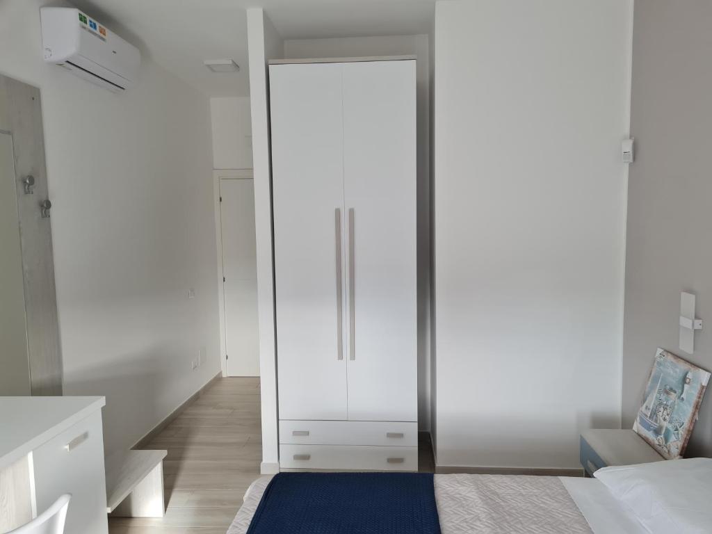 una camera da letto con specchio e letto con tappeto blu di B&B Rayl a Formia