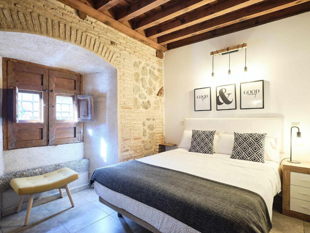 Un dormitorio con una cama grande y una ventana en La Casa del Lirón by Toledo AP, en Toledo