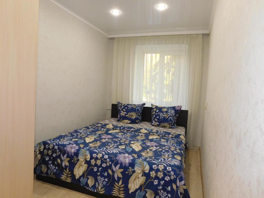 ピャチゴルスクにあるплЛенина 8-2 центр Курзонаのベッドルーム1室(青と白の掛け布団付きのベッド1台付)
