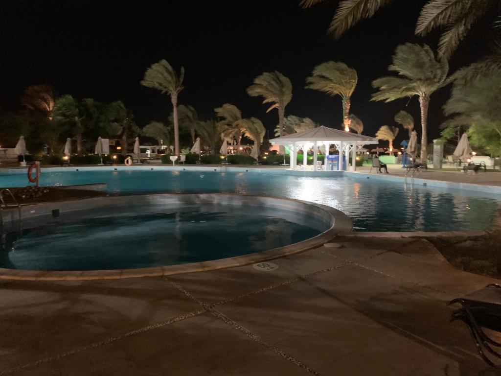 Bazén v ubytování شالية مجهز بالكامل موسي كوست Fully Equipped Chalet Mosa Coast nebo v jeho okolí