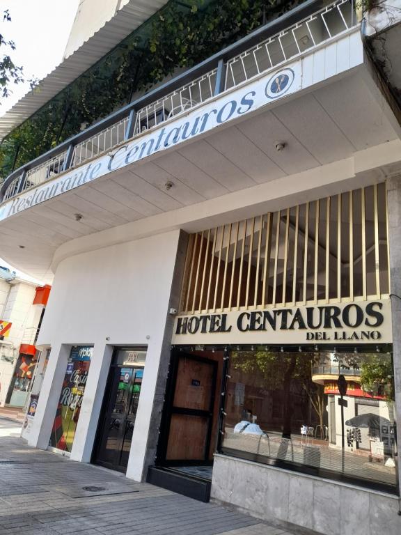ein Schild im Zentrum eines Hotels auf der Vorderseite eines Gebäudes in der Unterkunft Hotel Centauros del Llano in Villavicencio