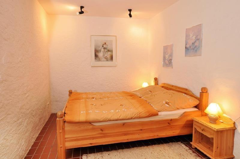 MunkmarschにあるSylter-Wattkojeのベッドルーム1室(木製ベッド1台付)