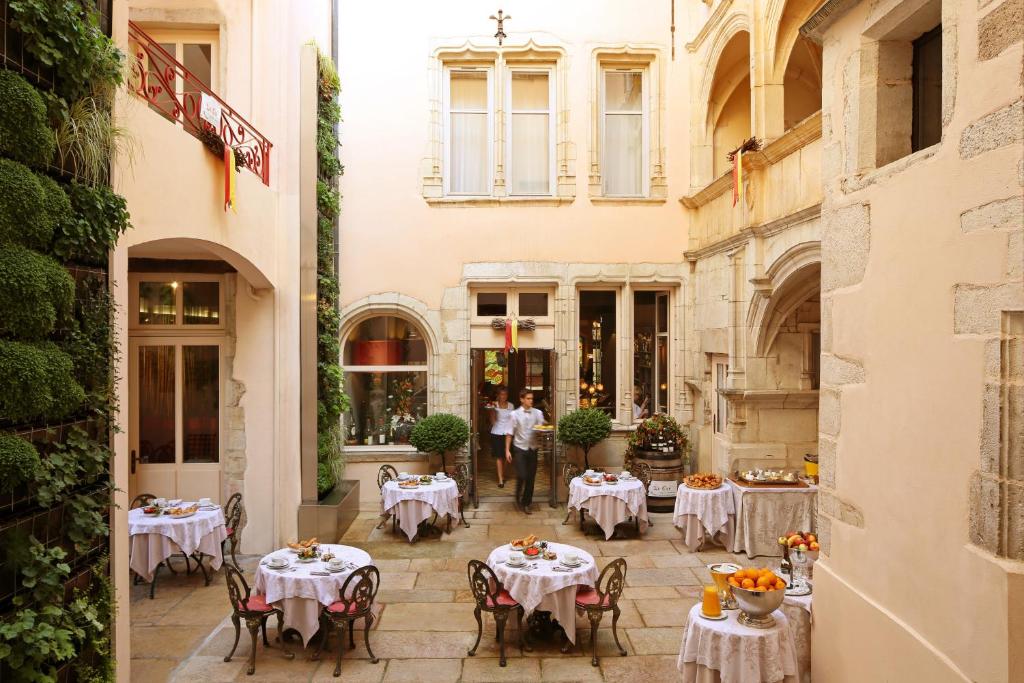 Restaurace v ubytování Hôtel Le Cep & Spa