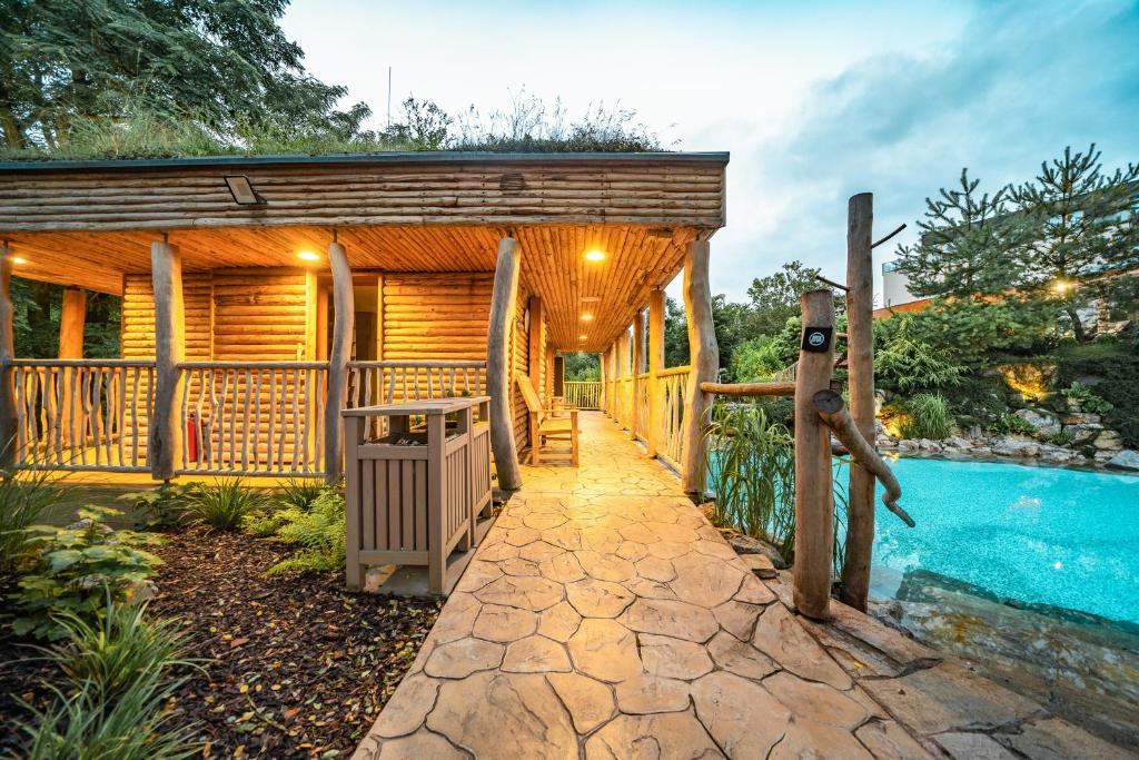 Bazén v ubytování Maximus Resort nebo v jeho okolí