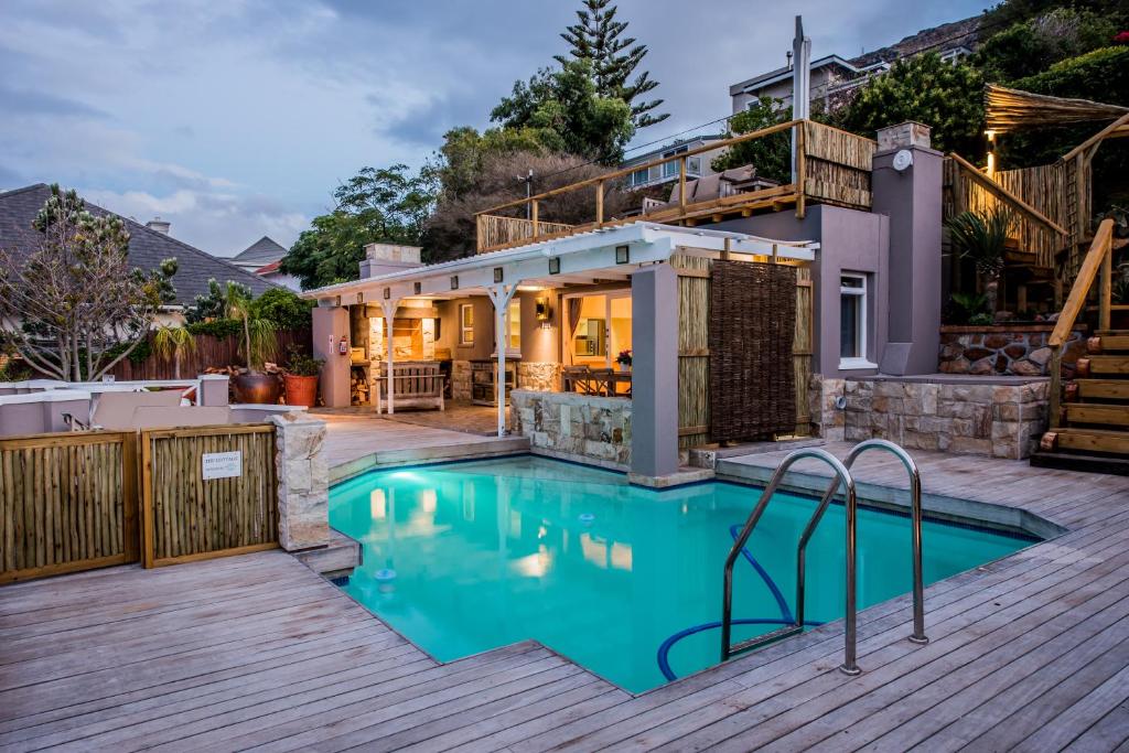 een huis met een zwembad en een terras bij 52 on Fish Hoek in Kaapstad