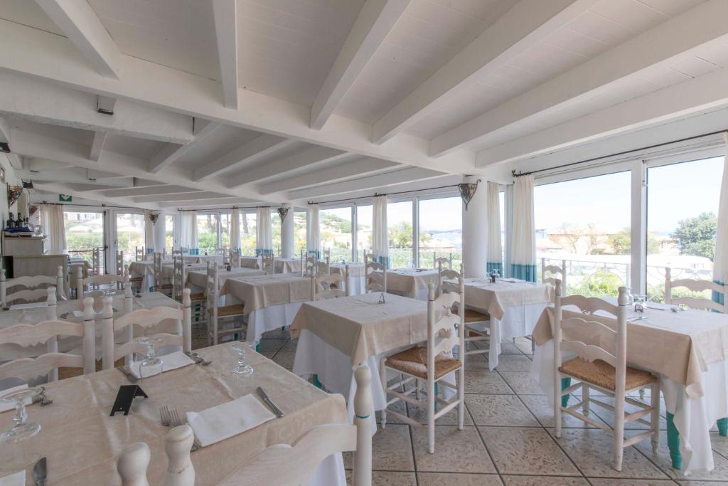 Reštaurácia alebo iné gastronomické zariadenie v ubytovaní Club Hotel Cormorano