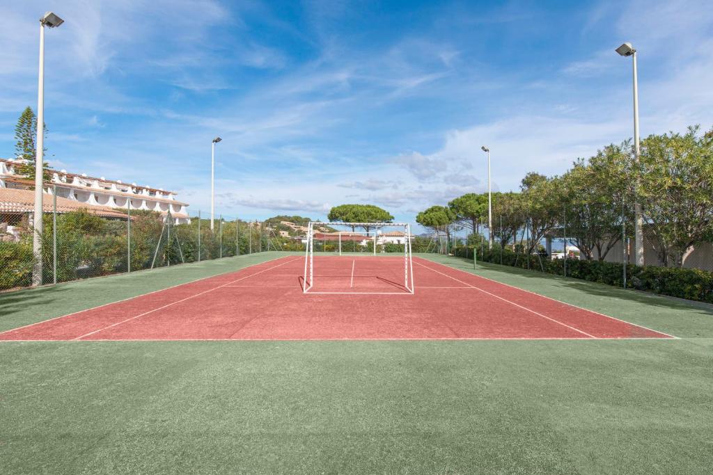 Tenis alebo squash v ubytovaní Club Hotel Cormorano alebo jeho okolí