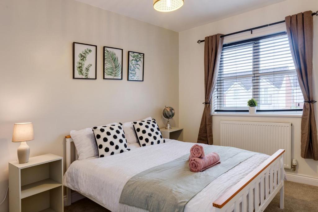 a bedroom with a bed with a pink animal on it at Comfortable 3 bed home LINCOLN in Lincolnshire