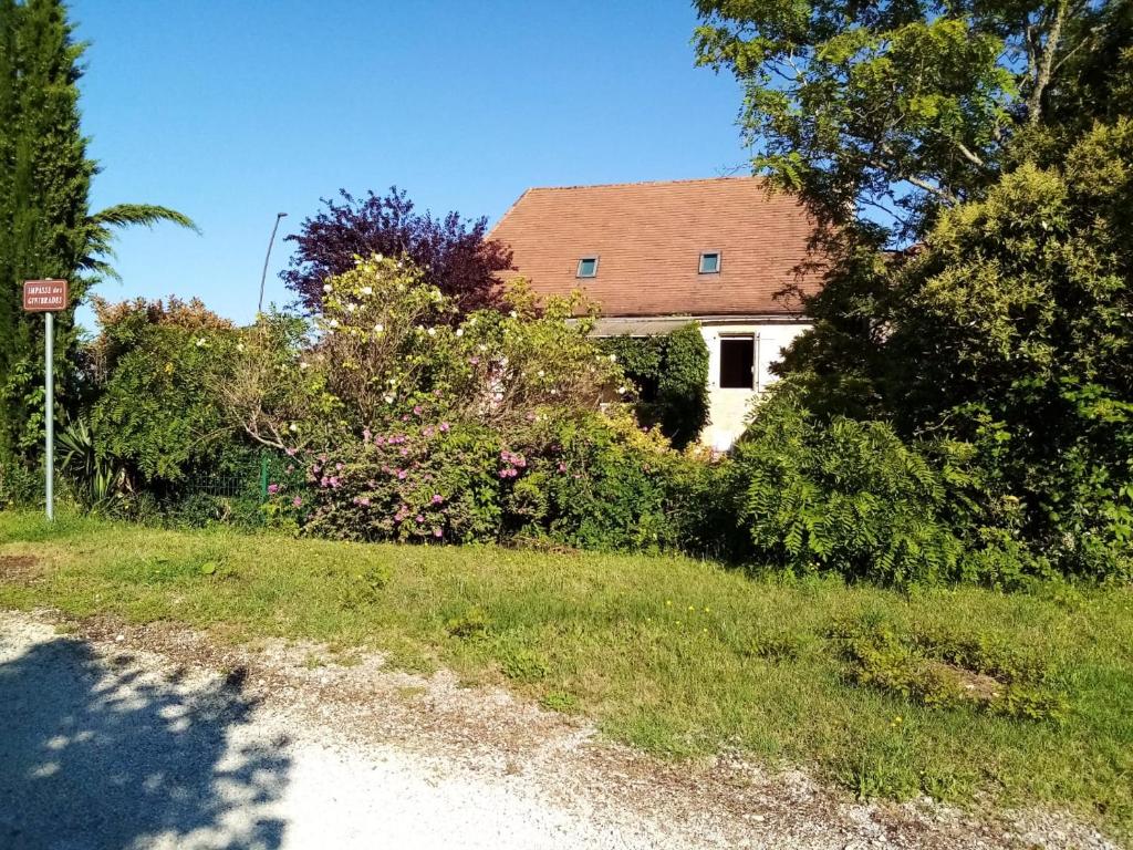 une maison au bord d'une route dans l'établissement Maison charmante à Nadillac avec piscine privée, à Saint-Cernin