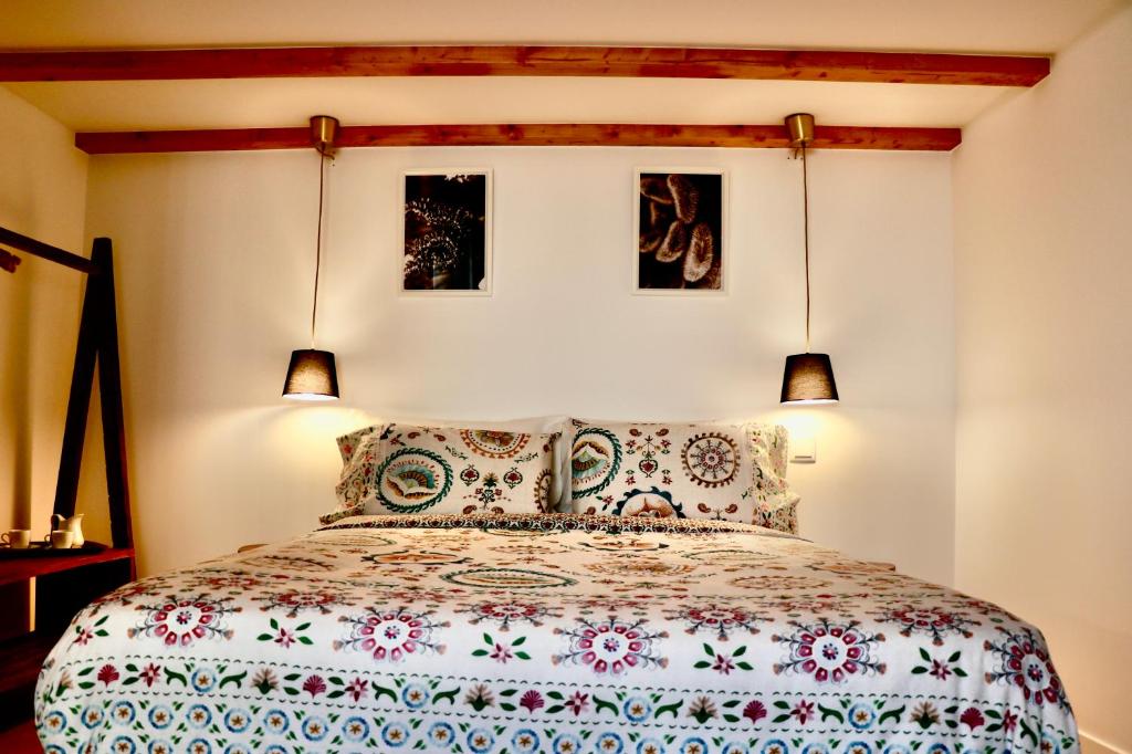 - une chambre avec un grand lit et deux lampes dans l'établissement Constância Guest House, à Constância